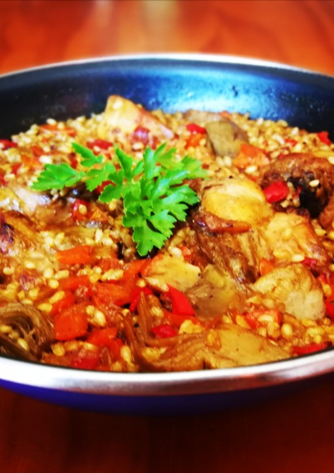 Una foto de Arroz integral con pollo y alcachofas al curry