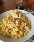 Mac&cheese con taquitos de jamón ahumado