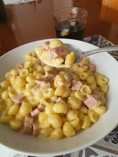 Una foto de Mac&cheese con taquitos de jamón ahumado