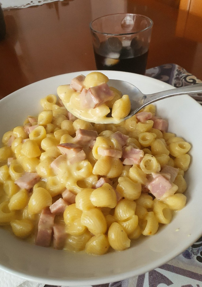 Una foto de Mac&cheese con taquitos de jamón ahumado