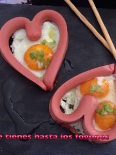 Una foto de Huevos fritos en forma de corazón