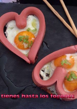 Una foto de Huevos fritos en forma de corazón