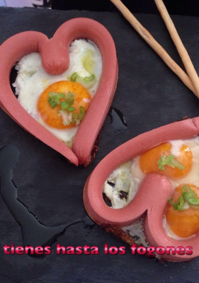 Una foto de Huevos fritos en forma de corazón