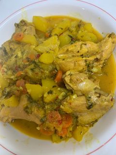 Una foto de Pollo con patatas y zanahoria al ajillo