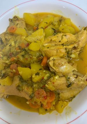 Foto principal de Pollo con patatas y zanahoria al ajillo