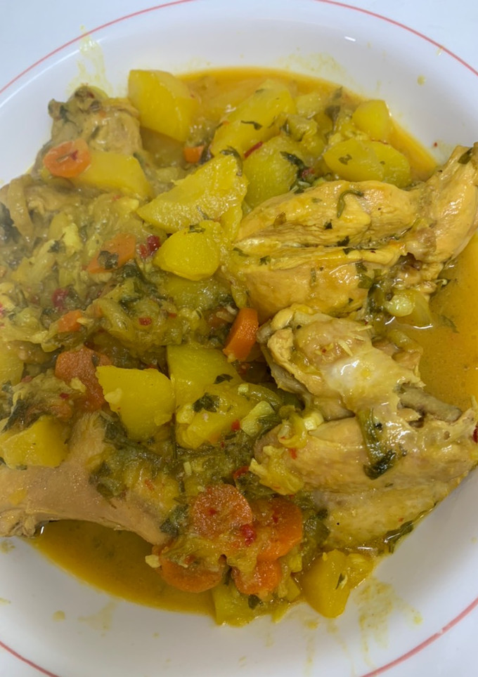 Una foto de Pollo con patatas y zanahoria al ajillo