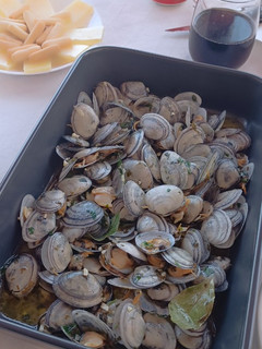 Una foto de Coquinas al ajillo