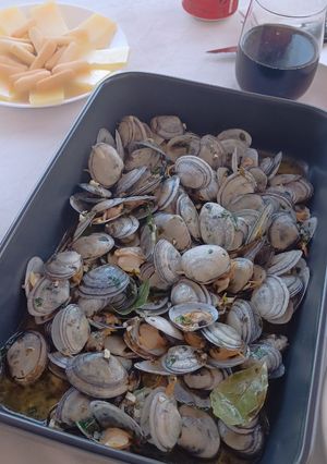 Una foto de Coquinas al ajillo