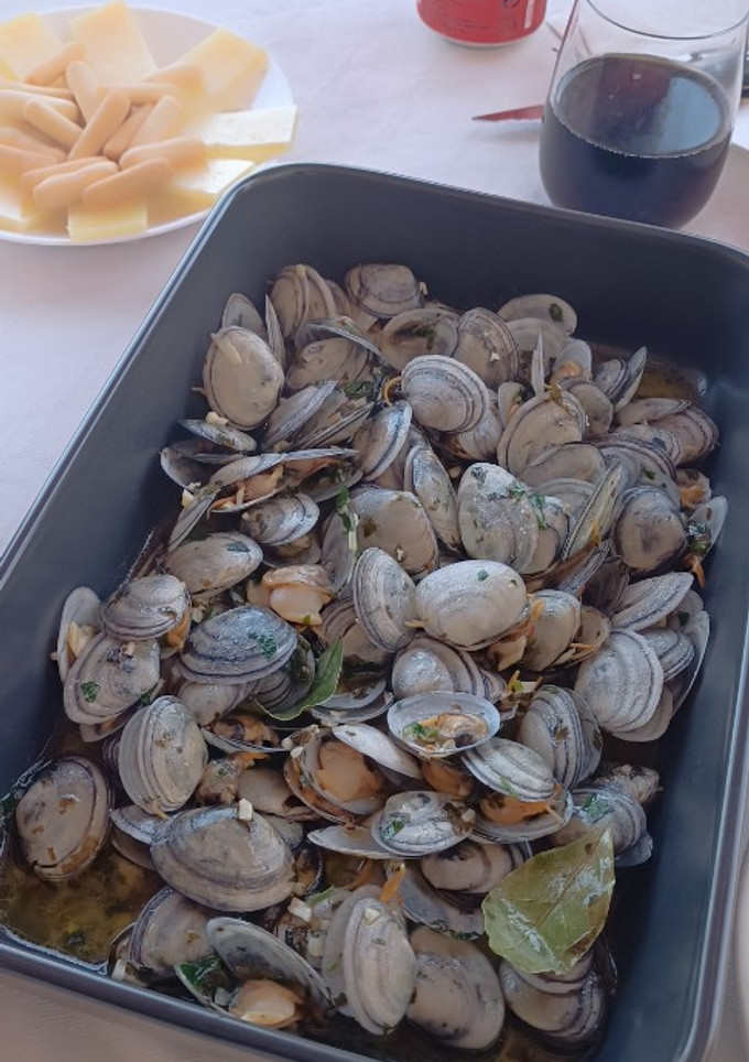 Una foto de Coquinas al ajillo