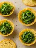 Parmesan-Knoblauch-Cracker mit Rucola-Wirbel