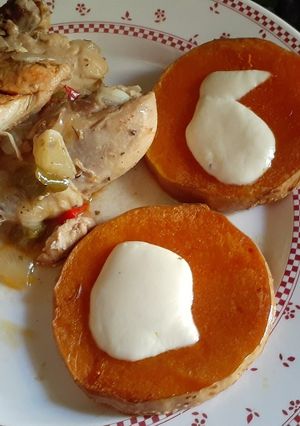 Una foto de Pollo a la olla, con medallones de zapallo y queso