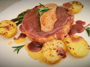 Una foto de solomillo con patatas