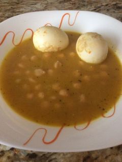 Una foto de Huevos duros en salsa