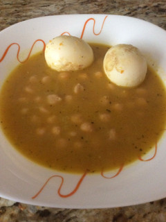 Una foto de Huevos duros en salsa
