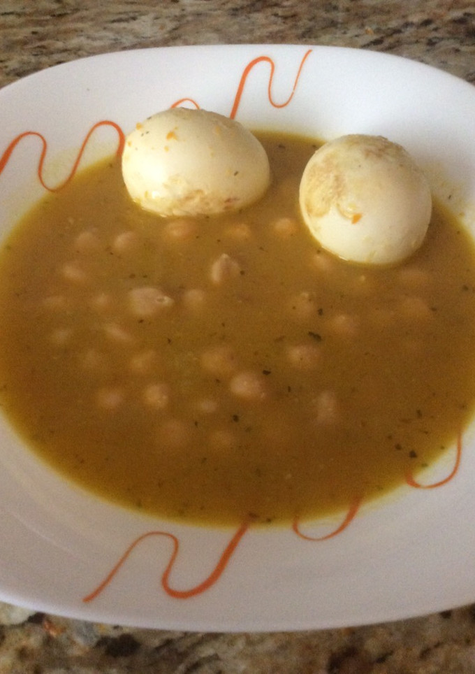 Una foto de Huevos duros en salsa