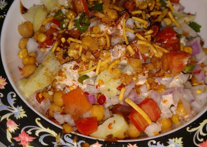 Steps to Make Favorite Spicy chanay aloo ki chaat