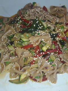 Una foto de Pasta con algas y verduras