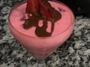 Una foto de gelatina de fresa con yogurt