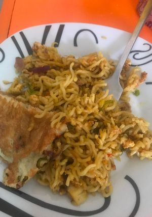A picture of Noodles and fried egg.
