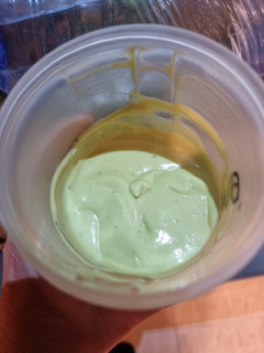 Una foto de Crema de yogurt y aguacate🥑