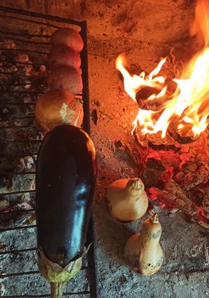Una foto de Verduras a las brasas con arrollado de polloarrollado