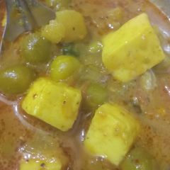 A picture of Matar paneer.