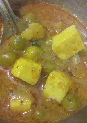 A picture of Matar paneer.