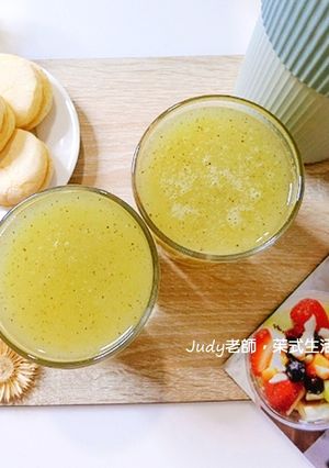 A picture of Apple Mixed Fruit Juice, Delicious and Healthy!.