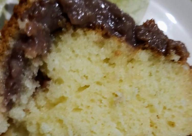 Bolo de iogurte com cobertura de chocolate
