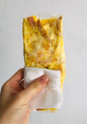 Hình của món Bánh tráng trứng + xúc xích nướng.