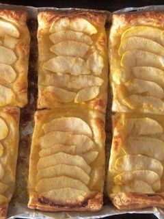 Una foto de Tartitas de manzana de hojaldre y mermelada de melocotón 🍑