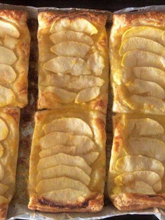 Una foto de Tartitas de manzana de hojaldre y mermelada de melocotón 🍑