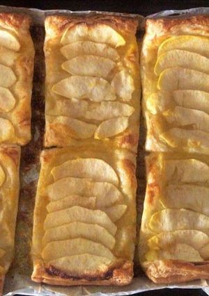 Una foto de Tartitas de manzana de hojaldre y mermelada de melocotón 🍑