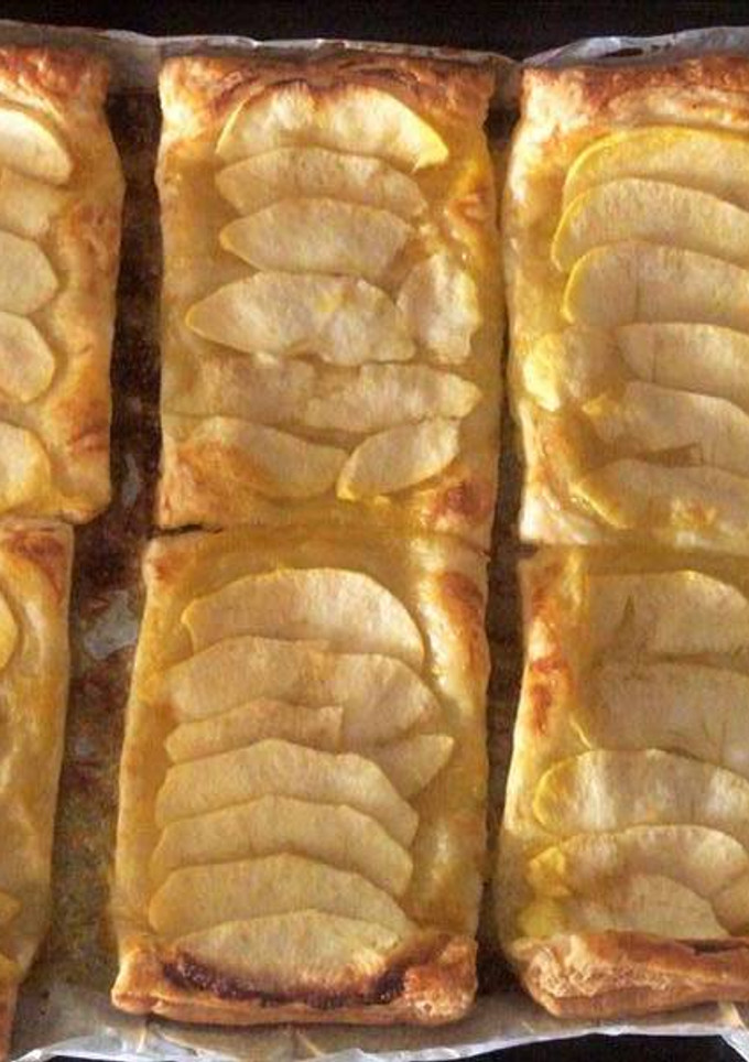 Una foto de Tartitas de manzana de hojaldre y mermelada de melocotón 🍑