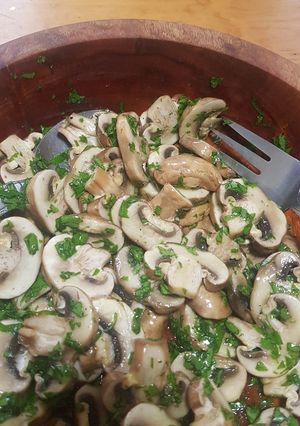 Una foto de Ensalada de champiñones crudos al estilo de mi mamá