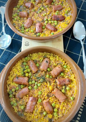 Una foto de Arroz al horno con longanizas y caldo de romero