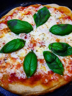 Una foto de Pizza margherita con masa napolitana