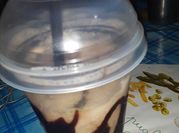 Una foto de milkshake de helado de chocolate