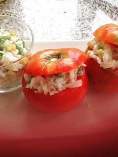 Una foto de Tomate relleno de ensalada de arroz
