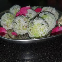 A picture of Ladoo of paan and coconut.