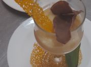 Una foto de natillas de vainilla y chocolate