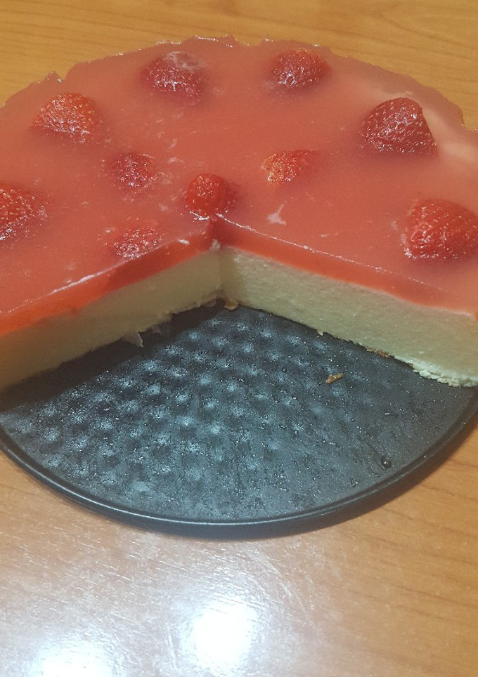 Una foto de Tarta de queso con cobertura de fresa