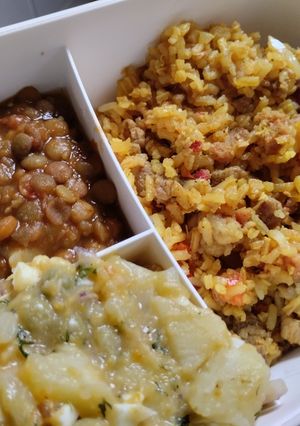 Una foto de Almuerzo🍖🍚casero🍱🍛🥘Arroz de cuatro carnes🥩🍖🍚