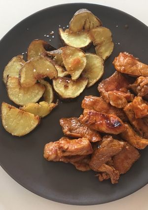 Una foto de Tiras de cerdo barbacoa con patatas deluxe