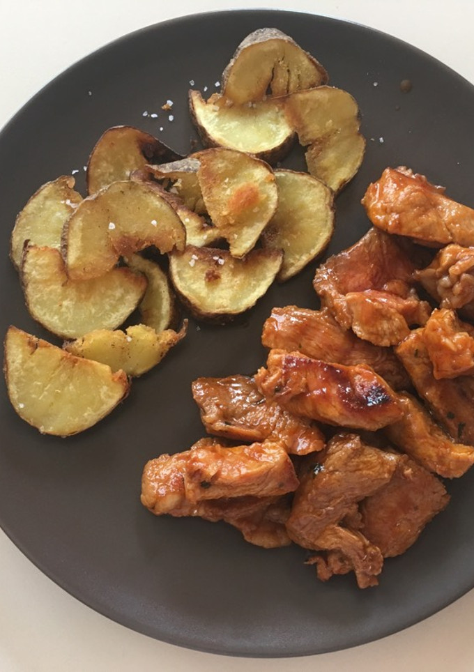 Una foto de Tiras de cerdo barbacoa con patatas deluxe