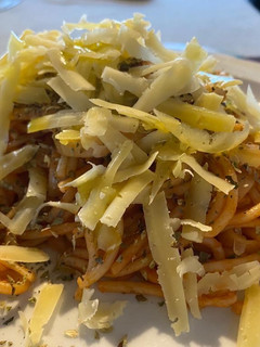 Una foto de Tallarines con salsa y queso fresco