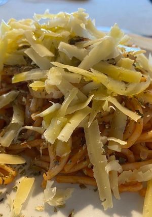 Una foto de Tallarines con salsa y queso fresco