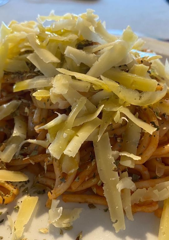 Una foto de Tallarines con salsa y queso fresco