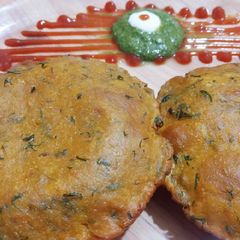 A picture of Tomato aur Coriander ki puri.