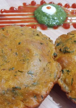 A picture of Tomato aur Coriander ki puri.